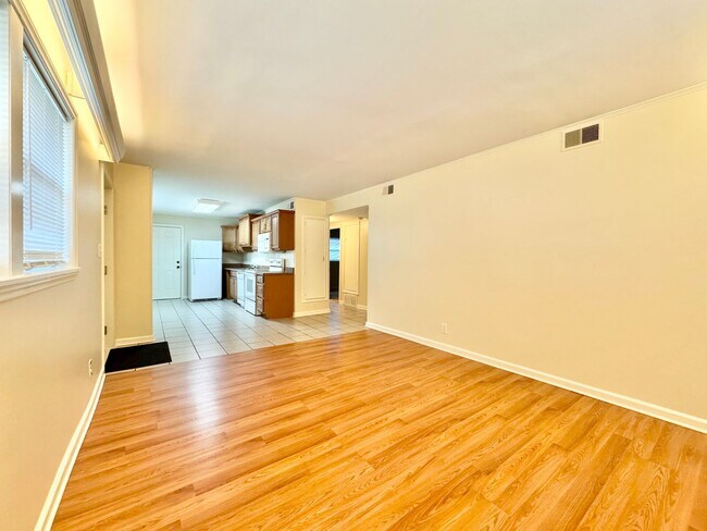 Building Photo - 912 Englewood St