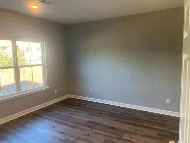 Building Photo - 3 Bed 3 Bath Home