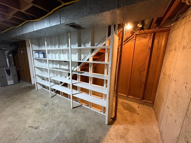 Building Photo - Bright & Spacious 5 Bedroom, 2 Bath Home