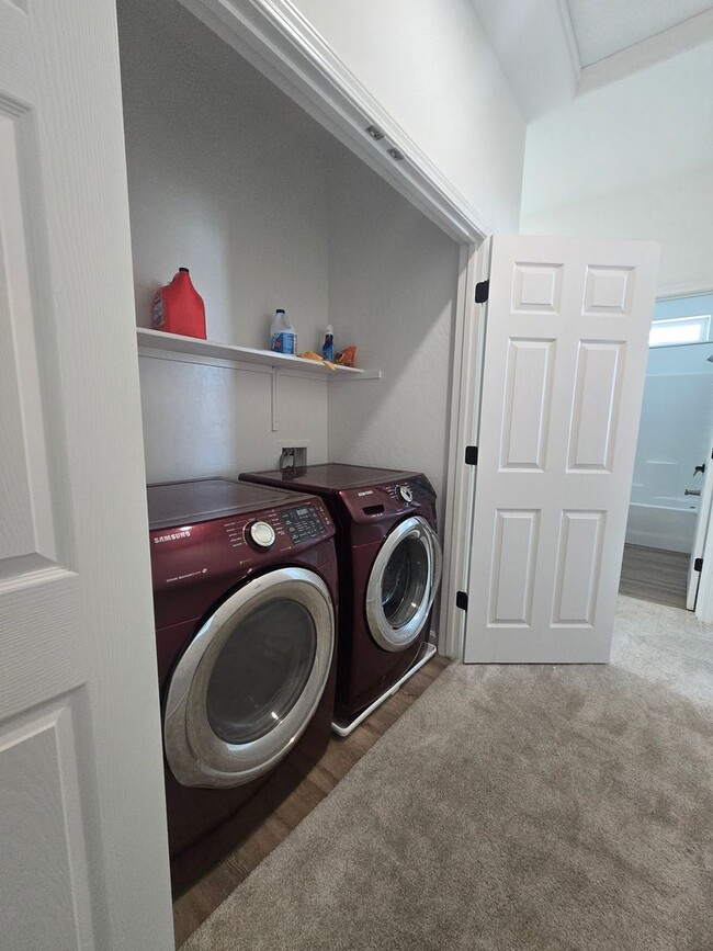 Building Photo - 3 BR 2.5 BA Available Now