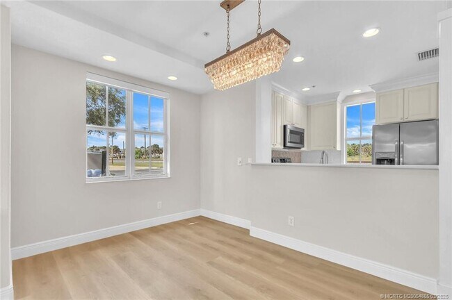 Building Photo - 3651 NE Pineapple Ave