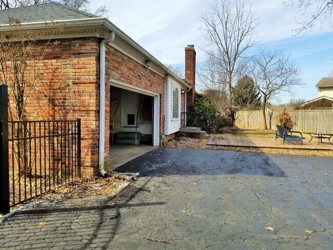 Building Photo - 8203 Camberley Dr