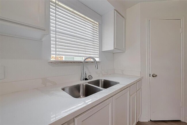 Building Photo - 6219 Canada Dr