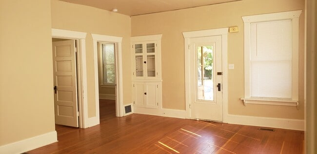Building Photo - 216 6th St