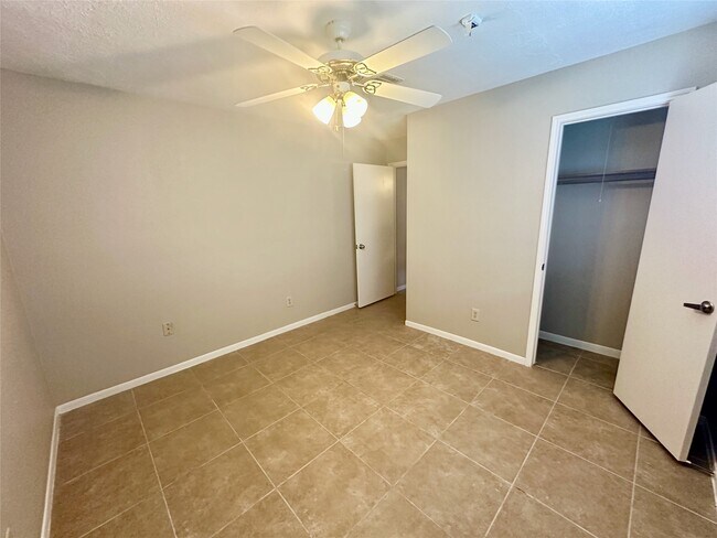Building Photo - 2711 Colony Dr