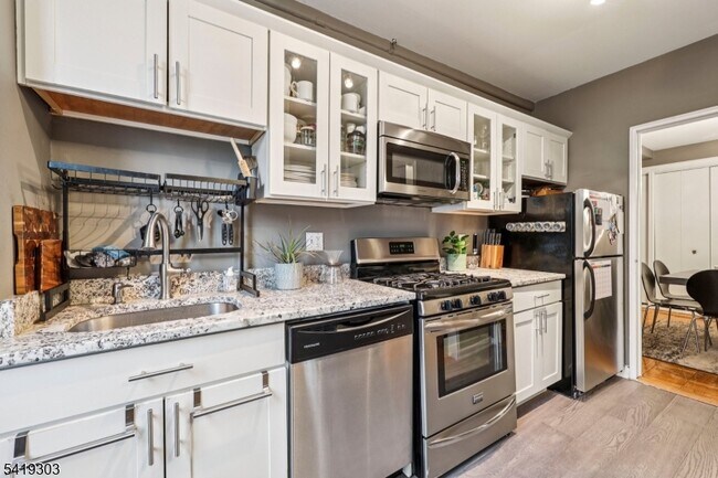 Building Photo - 5 Roosevelt Pl