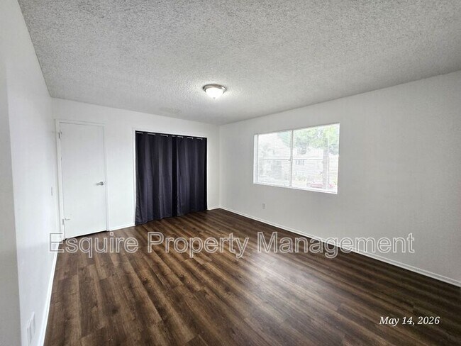 Building Photo - 2056 N Ventura Rd