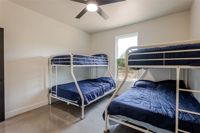 Building Photo - 405 Oak Tree Dr
