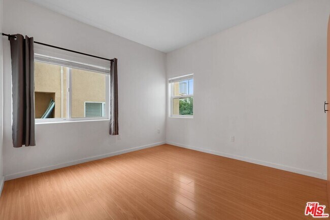 Building Photo - 1743 S Barrington Ave