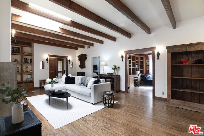 Building Photo - 543 N Las Palmas Ave