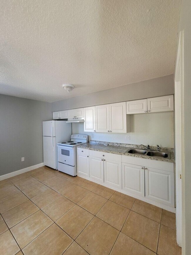 Building Photo - 1000 E Magnolia Ave