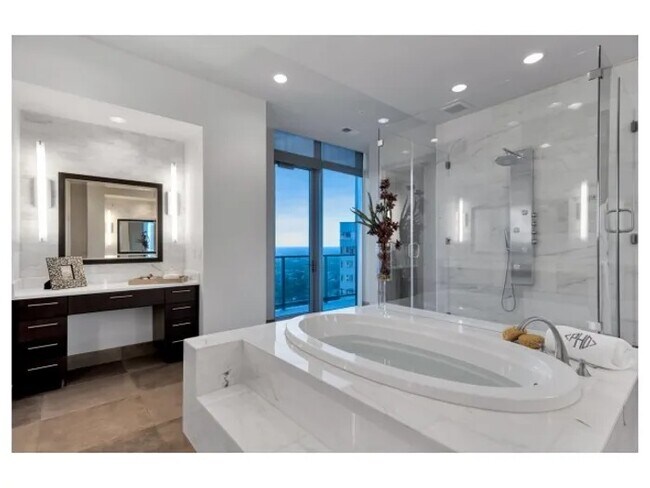 Building Photo - Elevated Galleria Living | 4 Weeks Free + $500 Off!