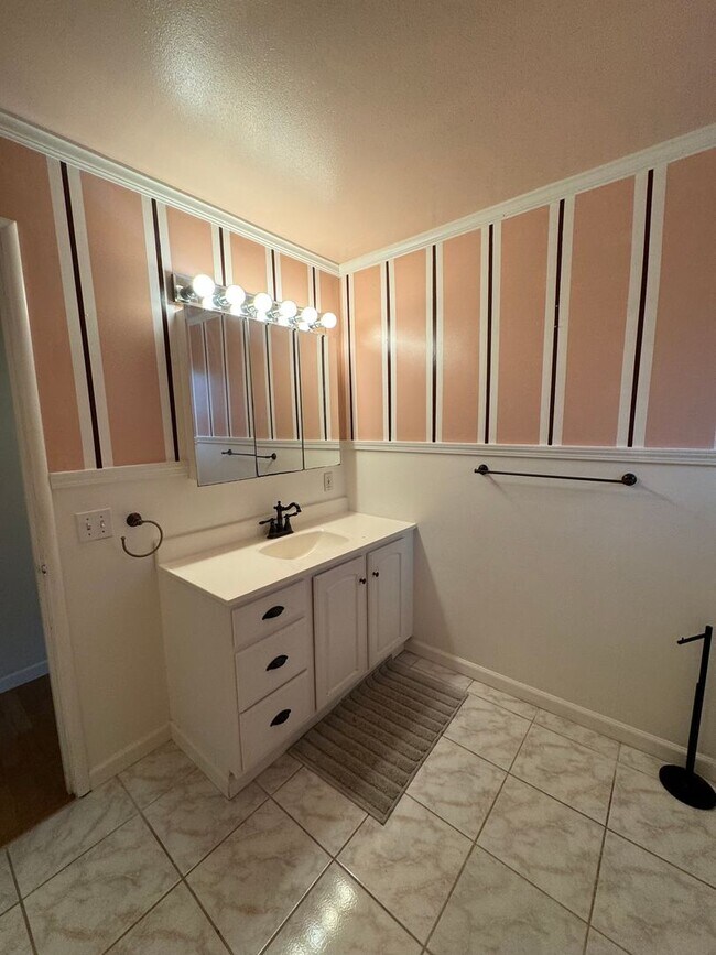 Building Photo - Beautiful 3 bedroom West Side Home!