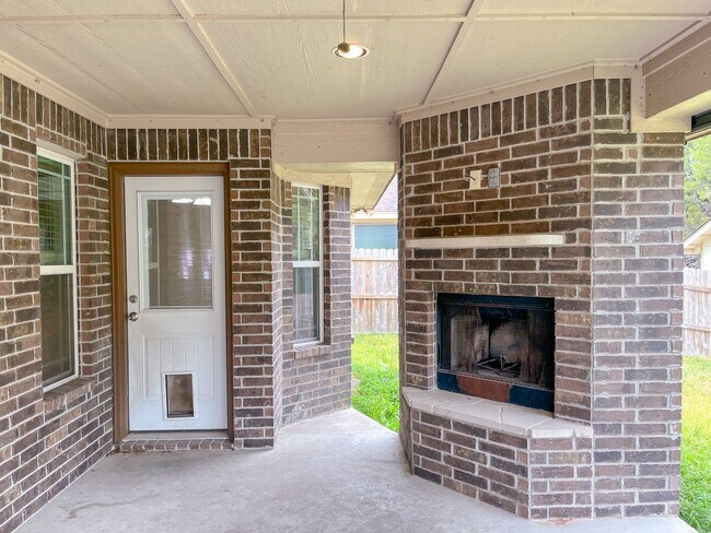 Building Photo - Available NOW This charming 1 story, 3 bedroom, 2 bath house could be your next home! Beautiful c...