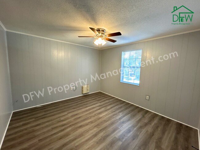Building Photo - Charming 2-Bedroom Upstairs Apartment in Irving – Convenient Location, Fenced Yard, and More!