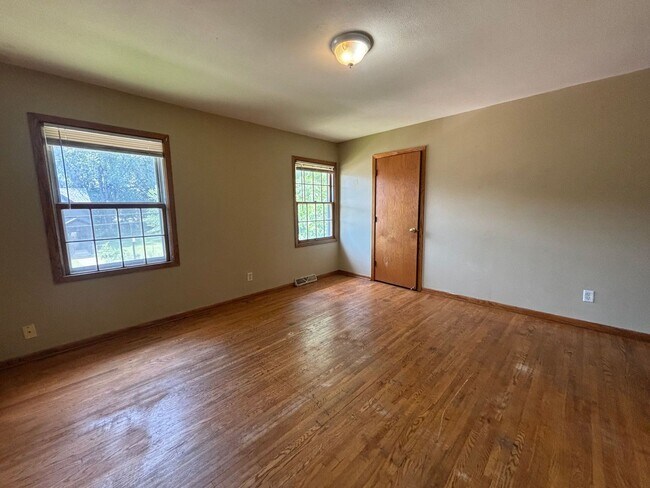 Building Photo - Awesome 3 BR/1 BA End-Unit Townhome in Minneapolis!