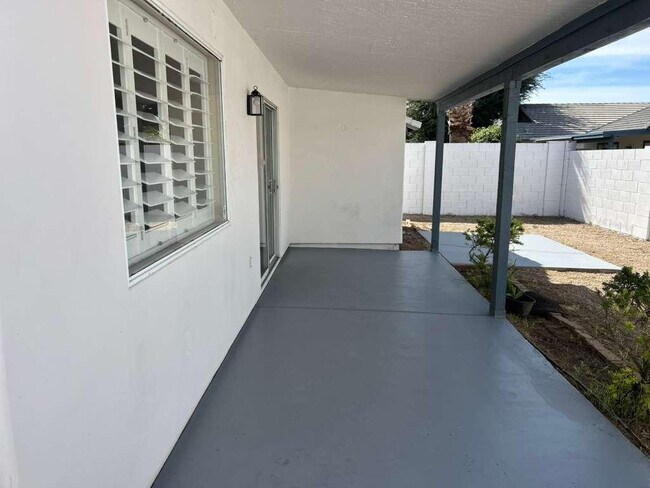 Building Photo - 15822 N 5th Ave