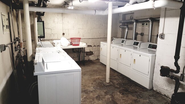 Building Photo - Amazing 1 bedroom 1 bath Condo on the Green Line Professionally Managed Heat Included