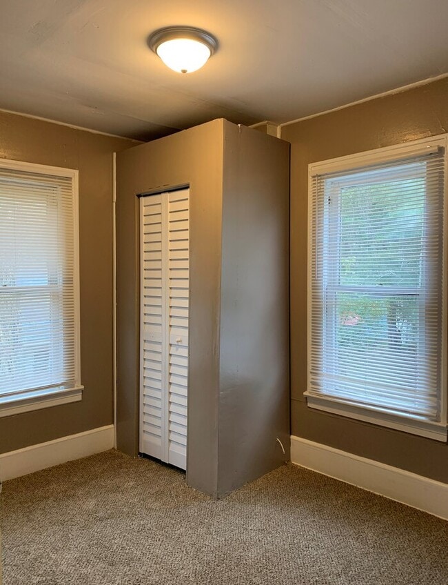 Building Photo - Spacious 4 Bedroom, 2 Bath Two-Story Home