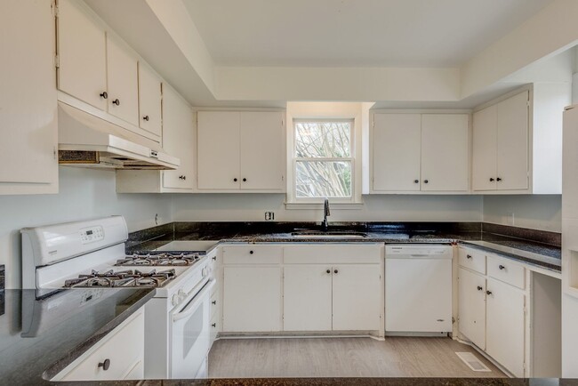 Building Photo - 3 Bed, 2 Bath Home in Prime Sylvan Park Lo...