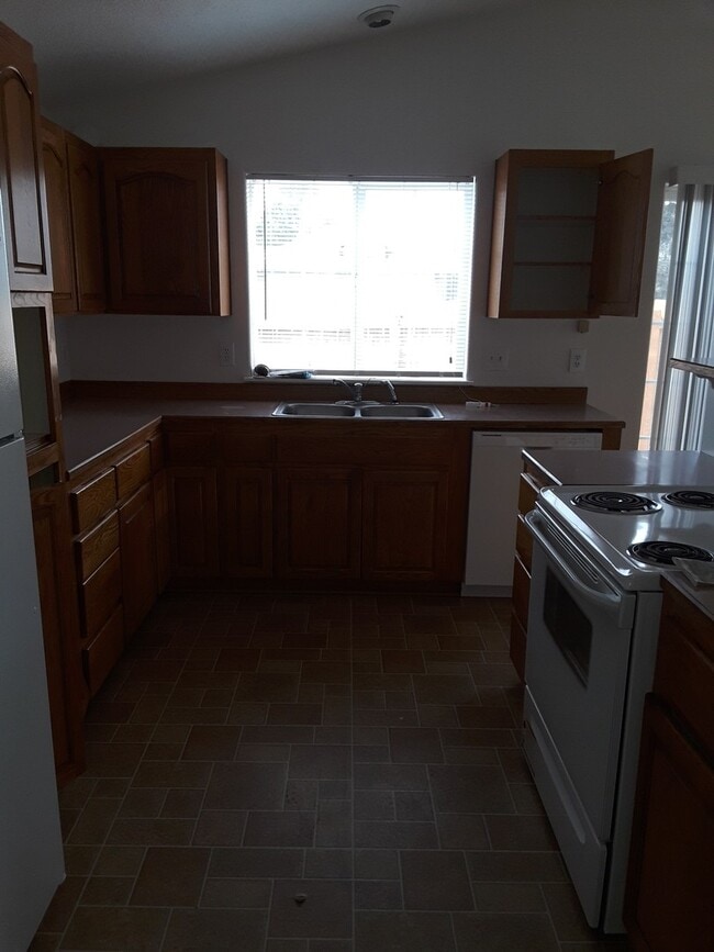 Building Photo - Cute Duplex Prineville