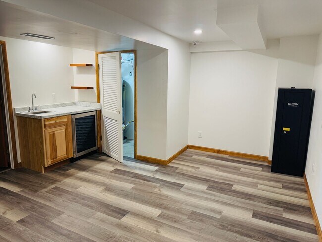 Building Photo - January HALF OFF! West End Townhome with Deck, Central AC and community pool