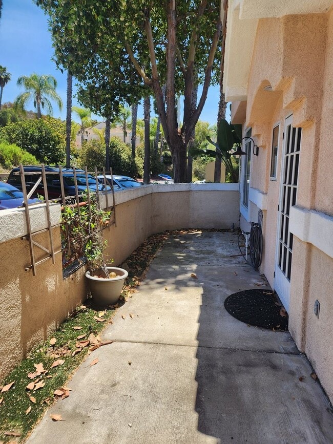 Building Photo - Gorgeous & Spacious 3Bd/2.5Ba, 1,679 SqFt, 2-story Condo - Central A/C & heat, Washer/Dryer - 2 C...