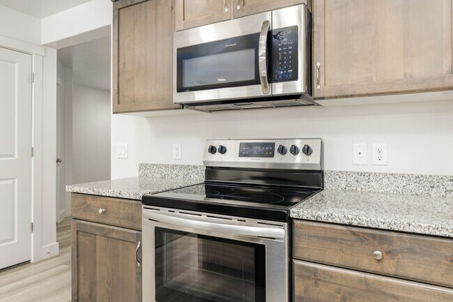 Building Photo - 3 bed | 2.5 bath | 2-car Townhome with Was...