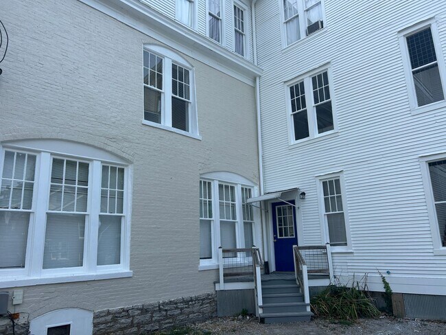 Building Photo - 418 E Maxwell St