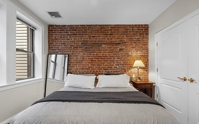 Building Photo - Bright & Spacious Unit with Natural Light