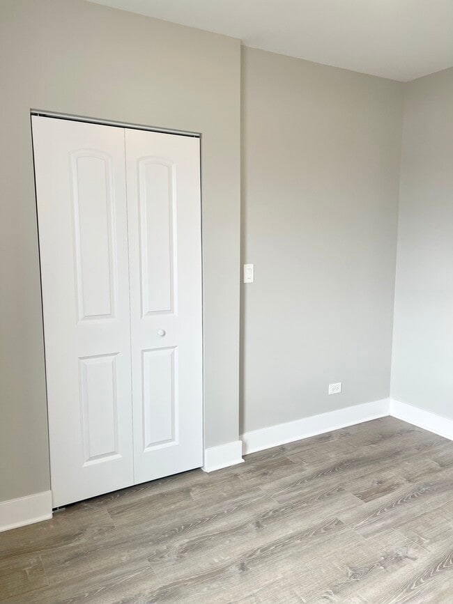 Building Photo - 722 N Austin Blvd