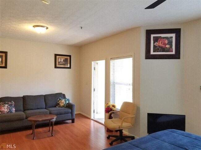 Building Photo - 1250 Parkwood Cir SE