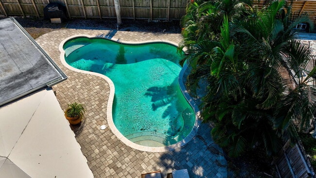 Building Photo - 301 SE 8th Ave