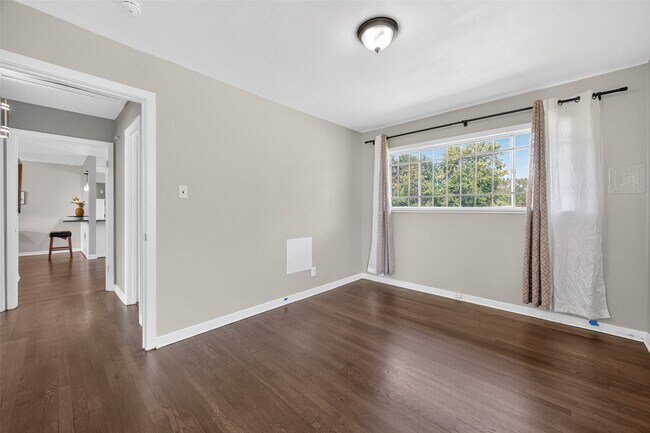 Building Photo - 5619 Rue St