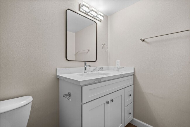 Building Photo - Large Modern Renovated 3 Bedroom 2.5 Bath ...