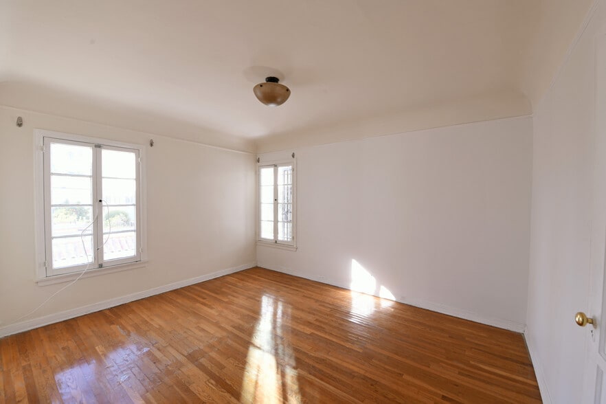 Building Photo - 913 Le Doux Rd