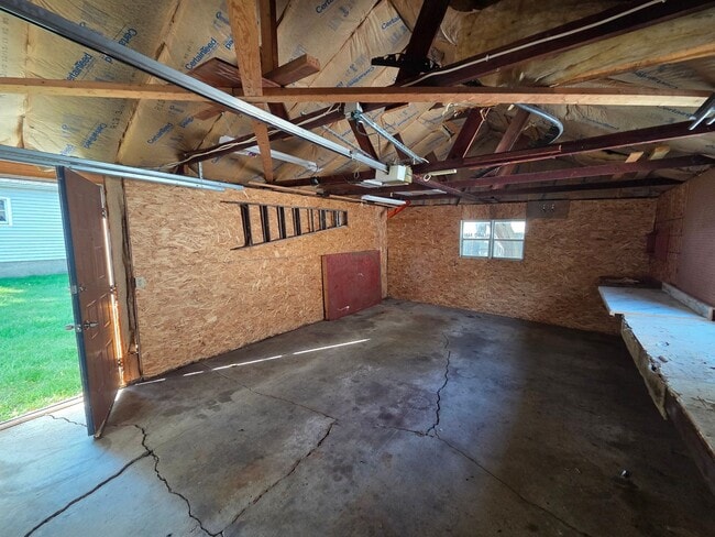 Building Photo - 3 Bedroom Cedar Falls House