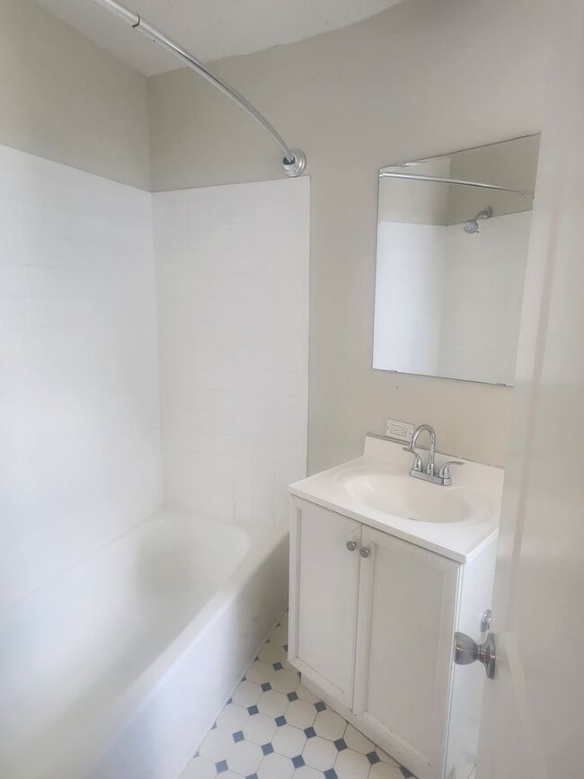 Building Photo - 2 Bedroom 1 bath updated Row Home