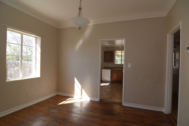 Building Photo - Charming 2 Bedroom 1 Bath House! Close to ...