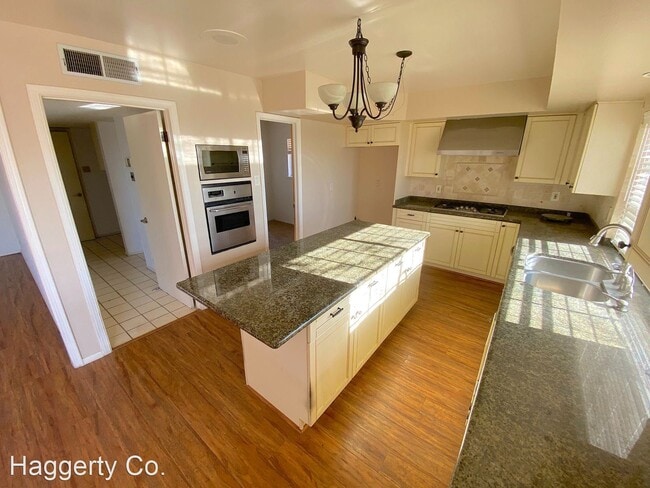 Building Photo - 3 br, 3 bath House - 5809 Vista Clara