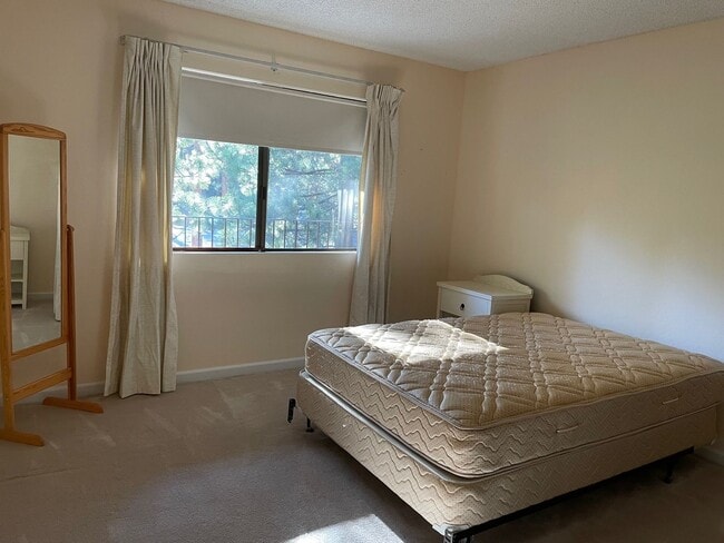 Building Photo - 2 bedroom condo with carport, pool and hot tub access