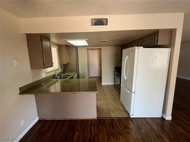 Building Photo - 914 Scarlet Ridge Dr