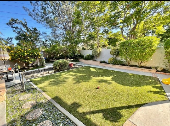 Building Photo - Beautiful End Unit Townhome in Fantastic A...