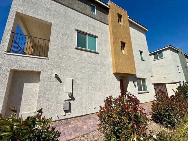 Building Photo - Modern Townhome Near Lone Mountain | Gated & Pool