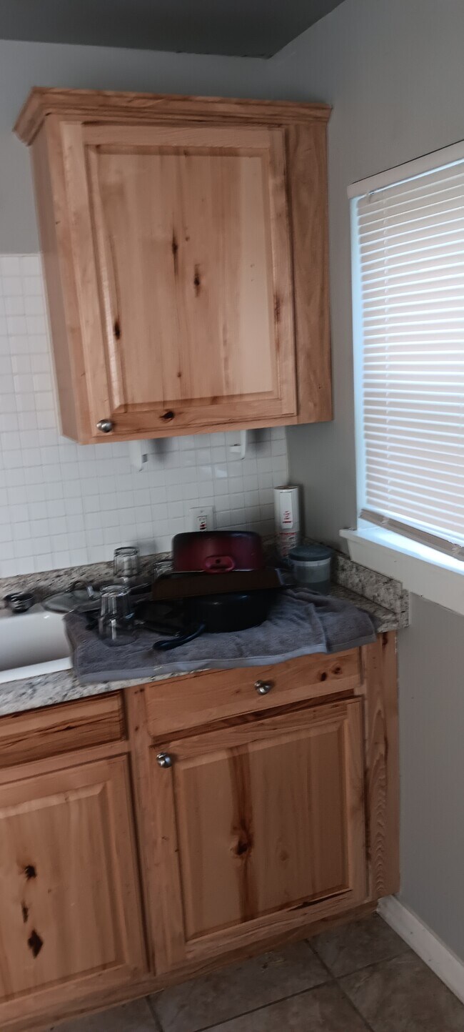 Building Photo - 548 E Woodrow St