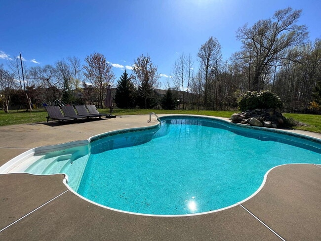 Building Photo - Spacious 4 bedroom home with POOL in sought after neighborhood and schools.