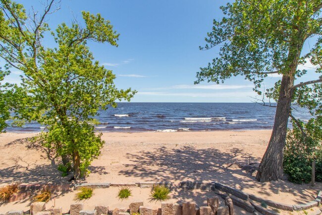 Building Photo - AVAILABLE AUGUST - Beautifully Renovated 2 bed/1bath Home on PARK POINT
