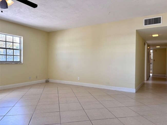 Building Photo - 1407 NE 56th St