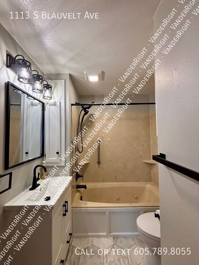 Building Photo - 1113 S Blauvelt Ave