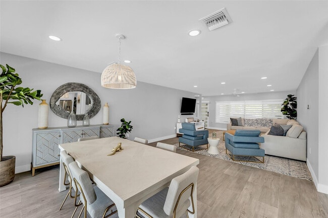 Building Photo - 2005 N Riverside Dr